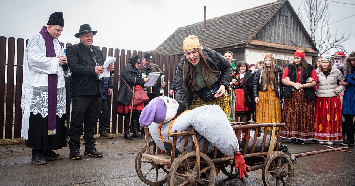Jókedvvel, mulatással dugták el a Marost 
